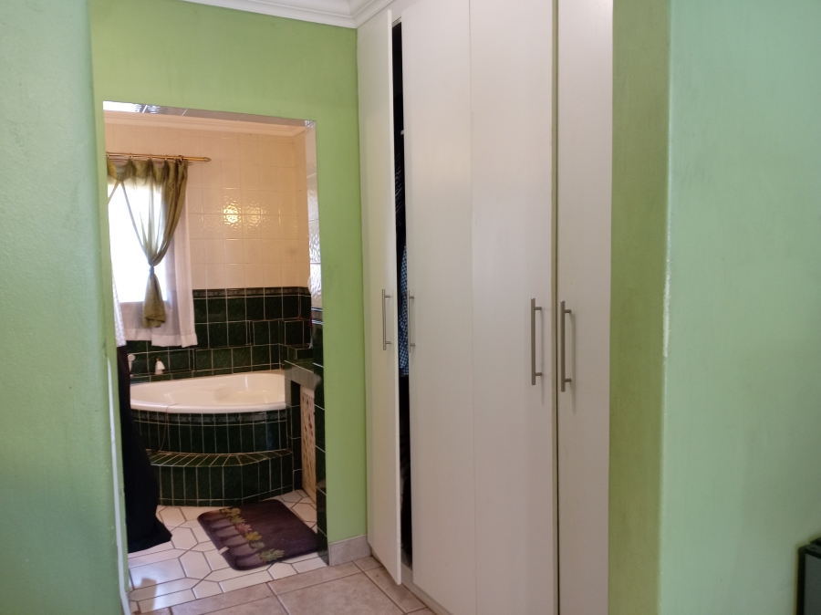 3 Bedroom Property for Sale in Mountain View Gauteng