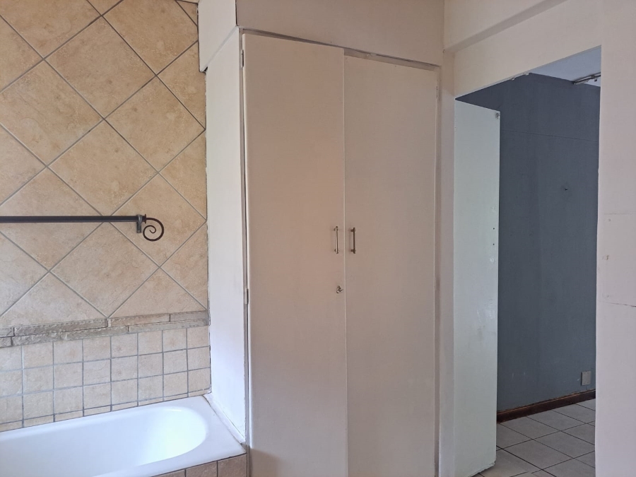 1 Bedroom Property for Sale in Baileys Muckleneuk Gauteng