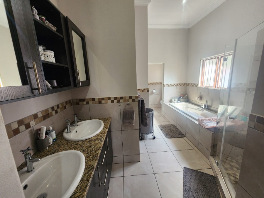 4 Bedroom Property for Sale in Zambezi Country Estate Gauteng