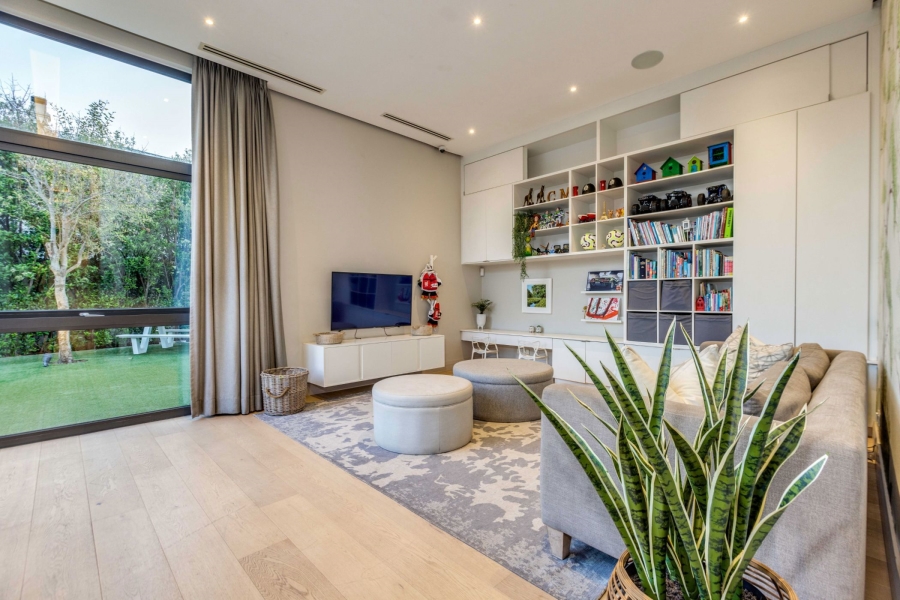 5 Bedroom Property for Sale in Helderfontein Estate Gauteng