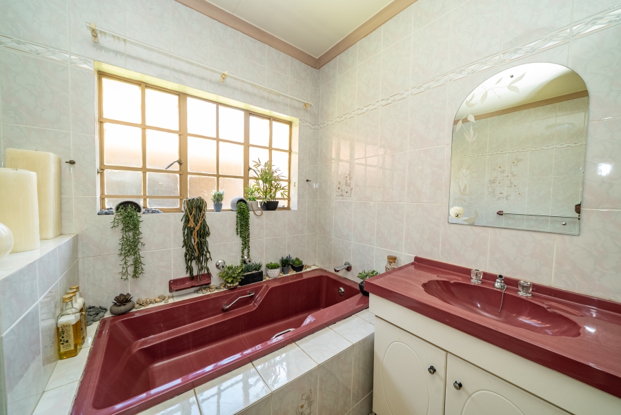 3 Bedroom Property for Sale in Sonneveld Gauteng