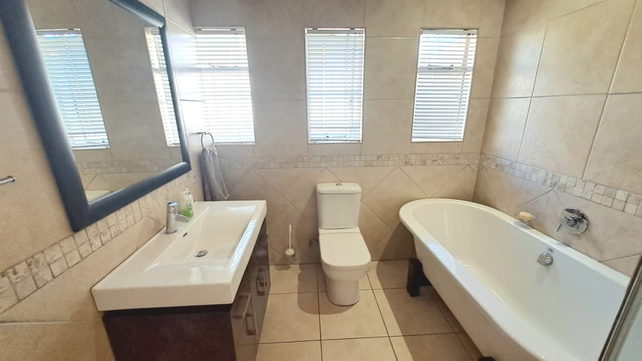 5 Bedroom Property for Sale in Three Rivers Gauteng