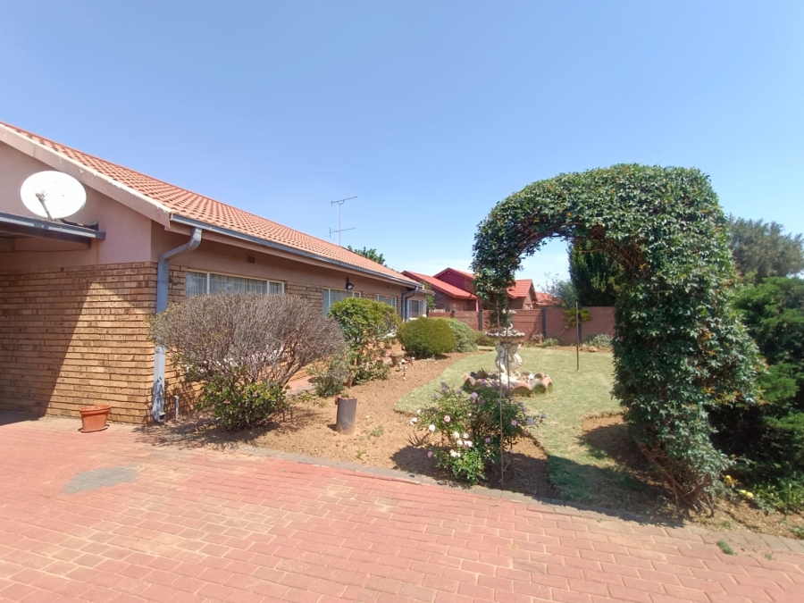 3 Bedroom Property for Sale in Bonanne Gauteng
