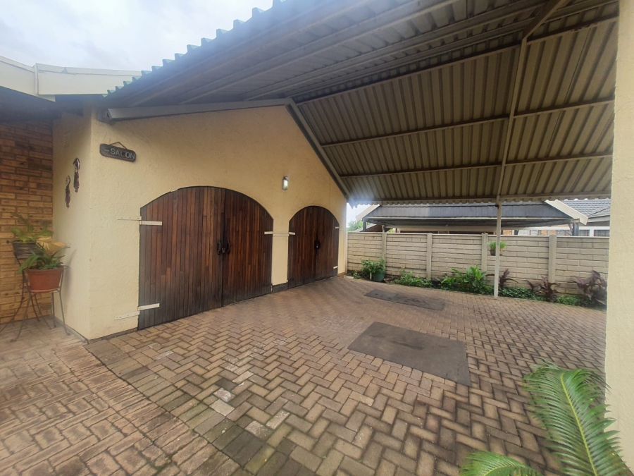 4 Bedroom Property for Sale in Flora Gardens Gauteng