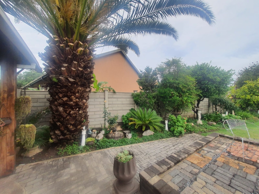 4 Bedroom Property for Sale in Flora Gardens Gauteng