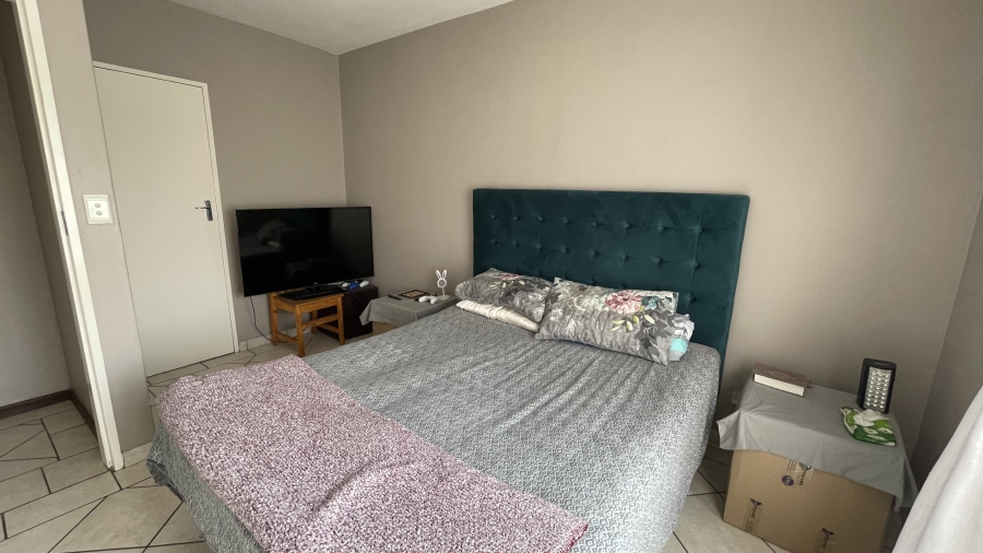 2 Bedroom Property for Sale in Die Hoewes Gauteng