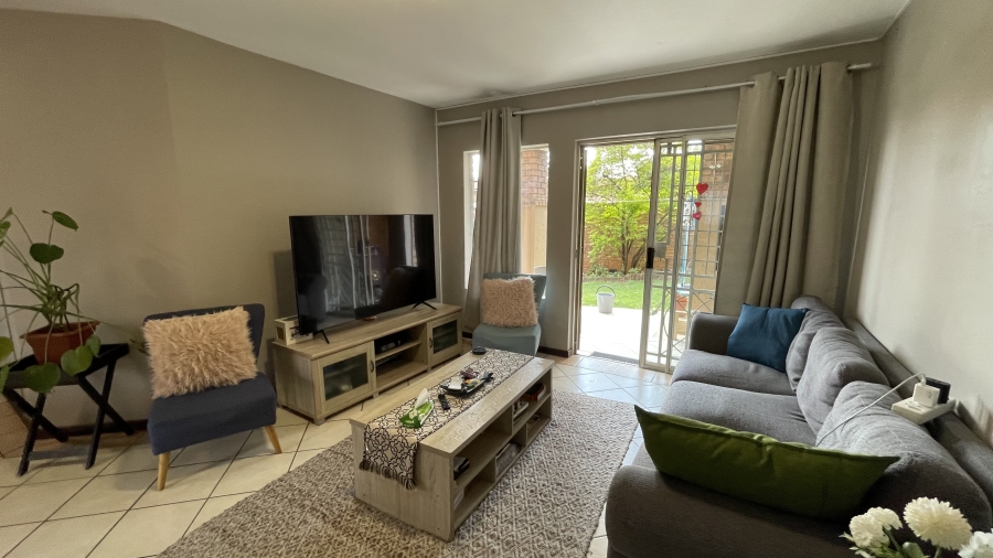 2 Bedroom Property for Sale in Die Hoewes Gauteng