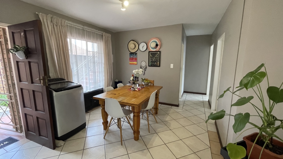 2 Bedroom Property for Sale in Die Hoewes Gauteng