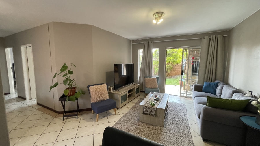 2 Bedroom Property for Sale in Die Hoewes Gauteng