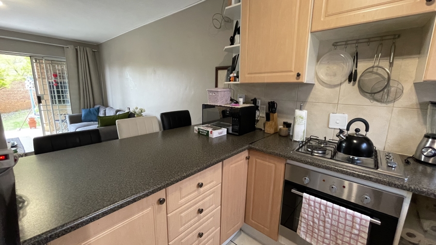 2 Bedroom Property for Sale in Die Hoewes Gauteng