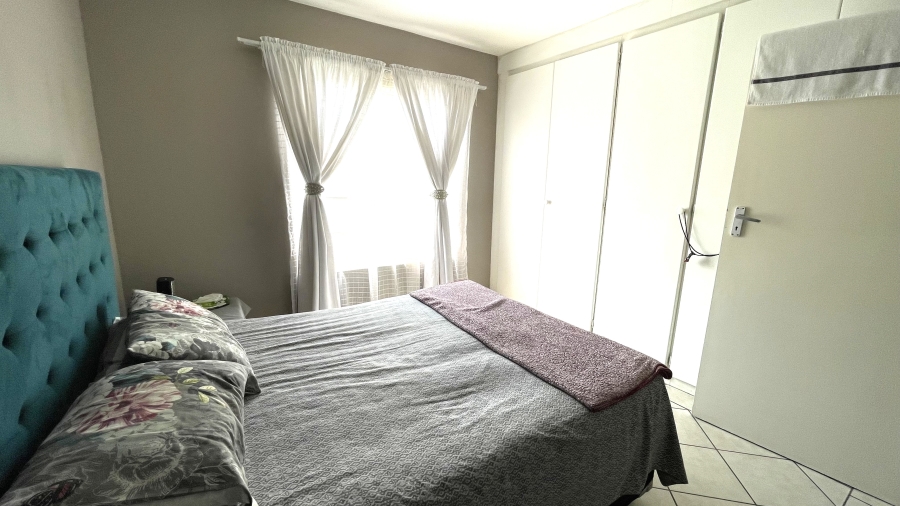 2 Bedroom Property for Sale in Die Hoewes Gauteng