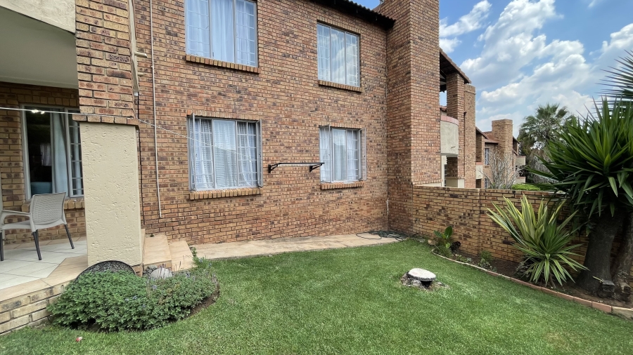 2 Bedroom Property for Sale in Die Hoewes Gauteng