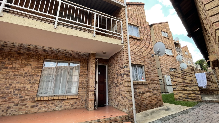 2 Bedroom Property for Sale in Die Hoewes Gauteng