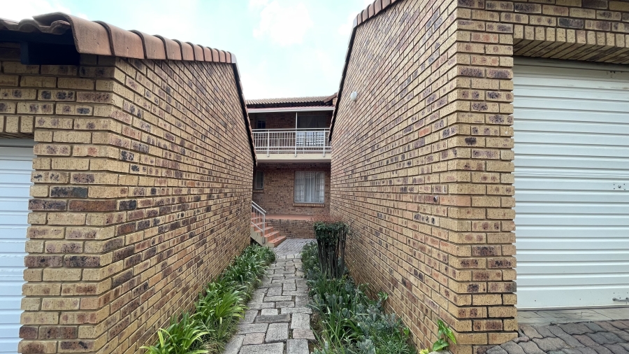 2 Bedroom Property for Sale in Die Hoewes Gauteng