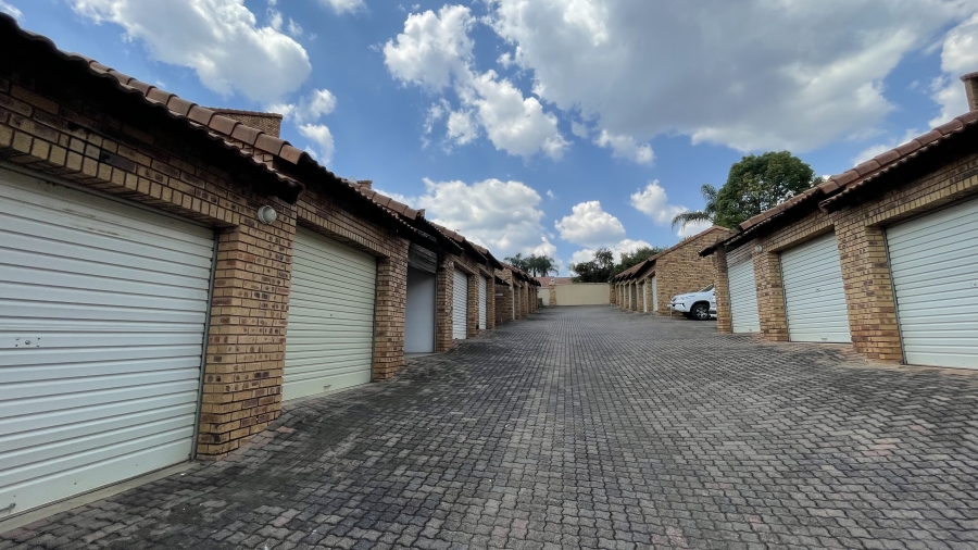 2 Bedroom Property for Sale in Die Hoewes Gauteng