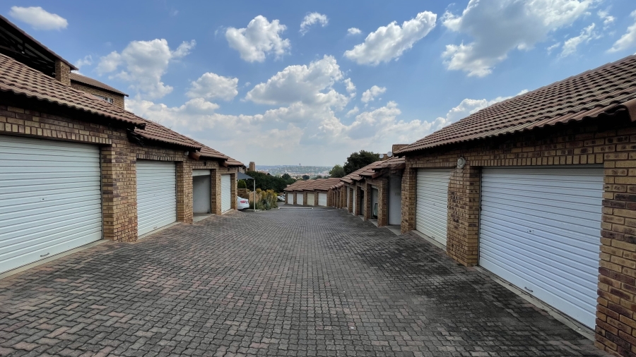 2 Bedroom Property for Sale in Die Hoewes Gauteng