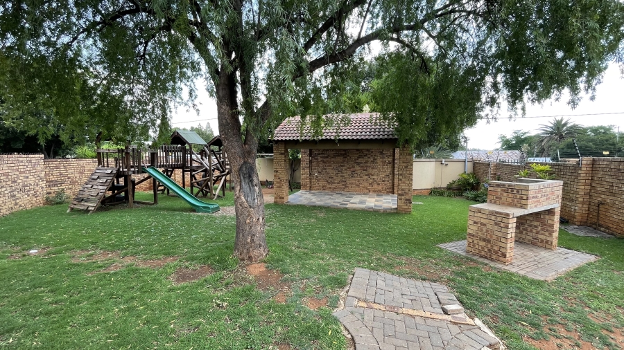 2 Bedroom Property for Sale in Die Hoewes Gauteng