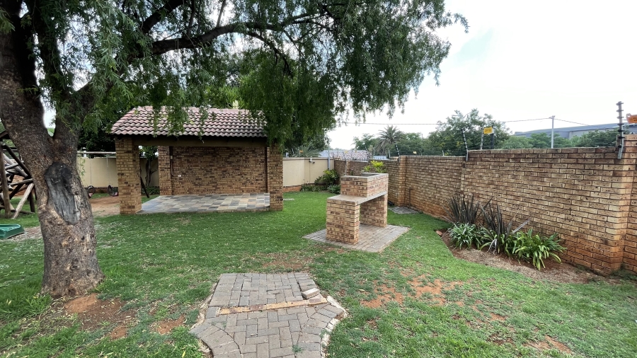2 Bedroom Property for Sale in Die Hoewes Gauteng
