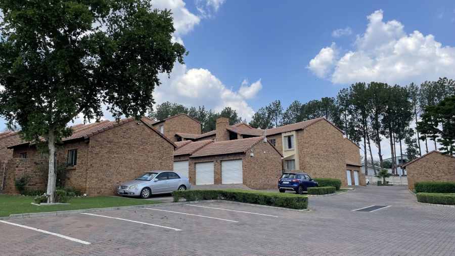 2 Bedroom Property for Sale in Die Hoewes Gauteng