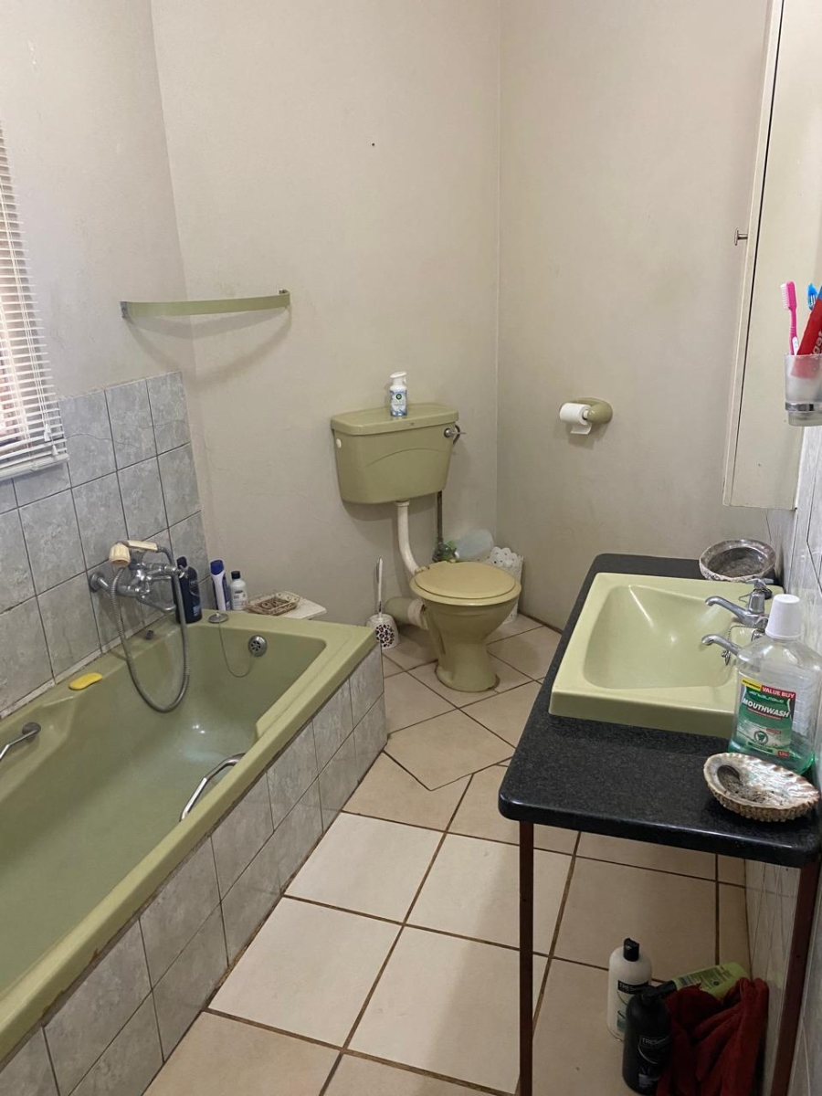 5 Bedroom Property for Sale in Kameeldrift West Gauteng