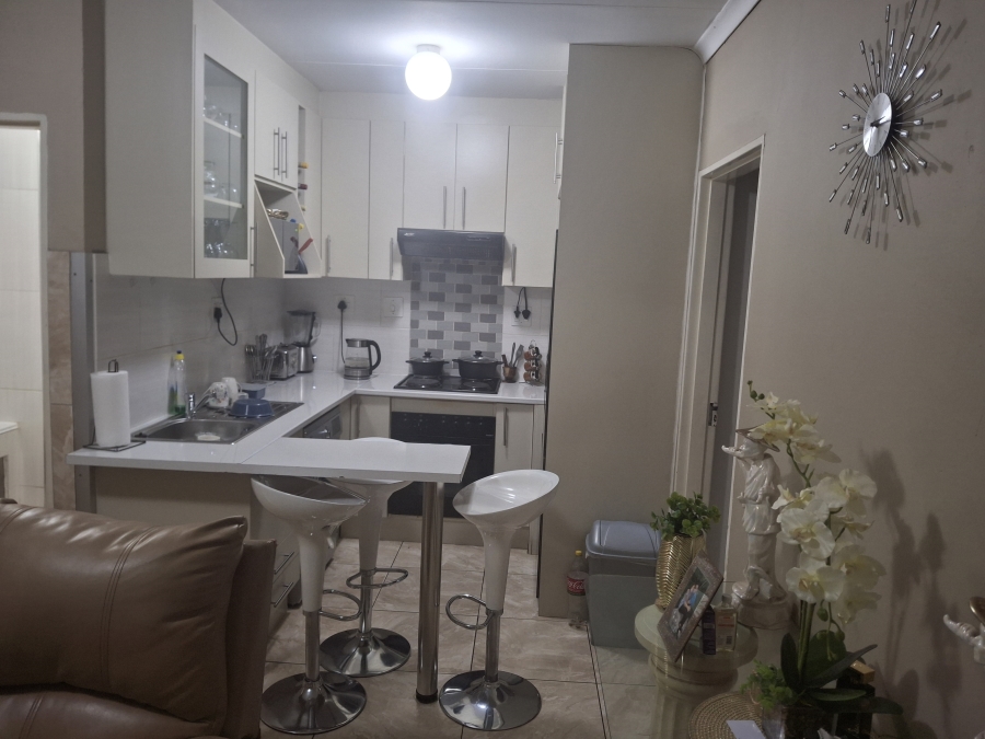 2 Bedroom Property for Sale in Commercia Gauteng
