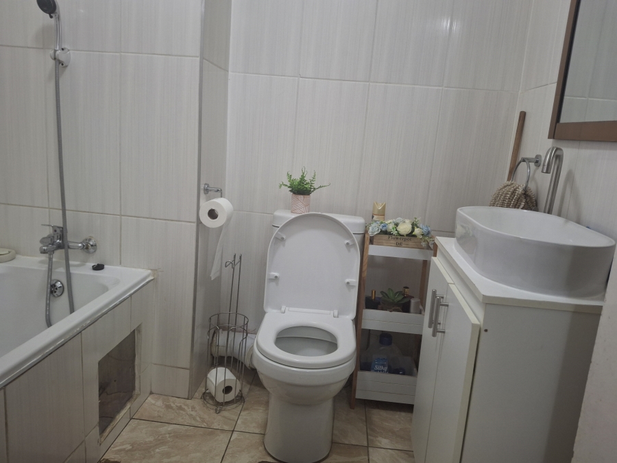 2 Bedroom Property for Sale in Commercia Gauteng