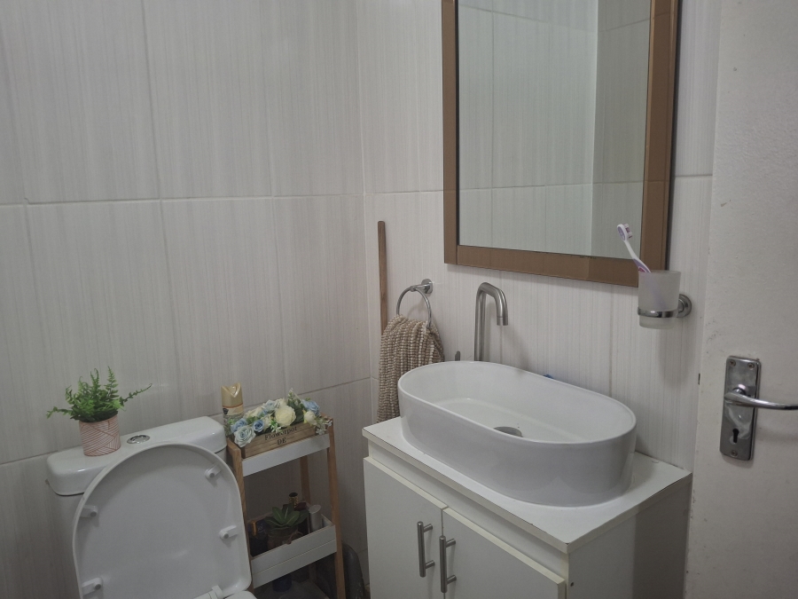 2 Bedroom Property for Sale in Commercia Gauteng