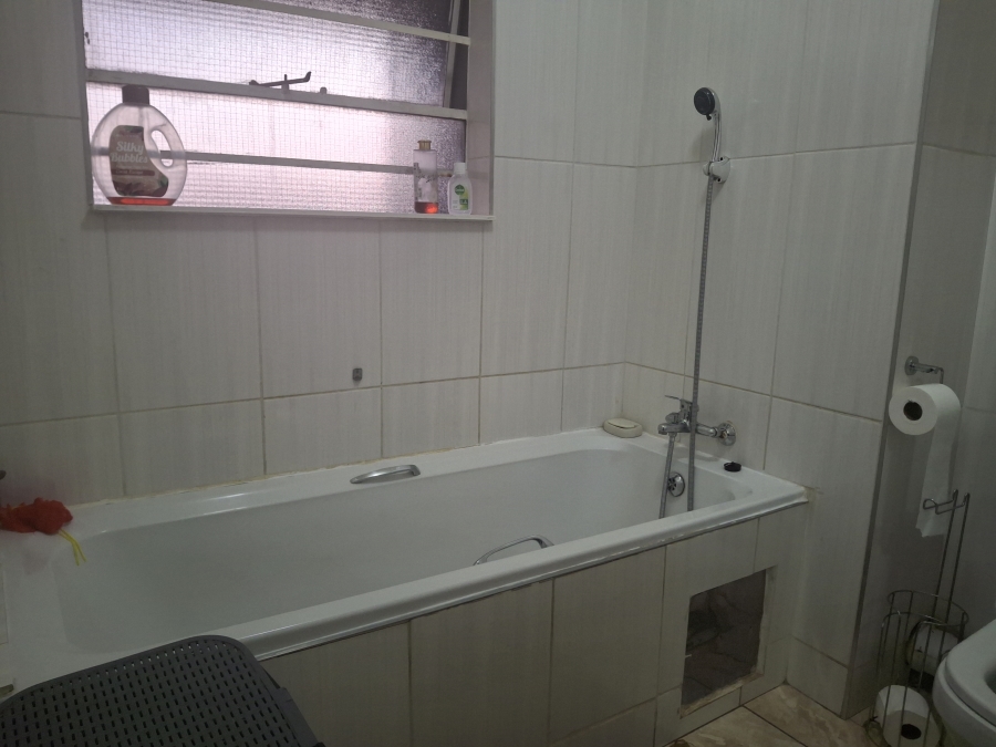 2 Bedroom Property for Sale in Commercia Gauteng