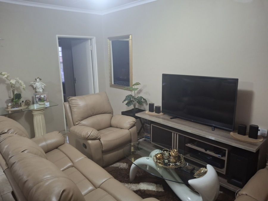 2 Bedroom Property for Sale in Commercia Gauteng