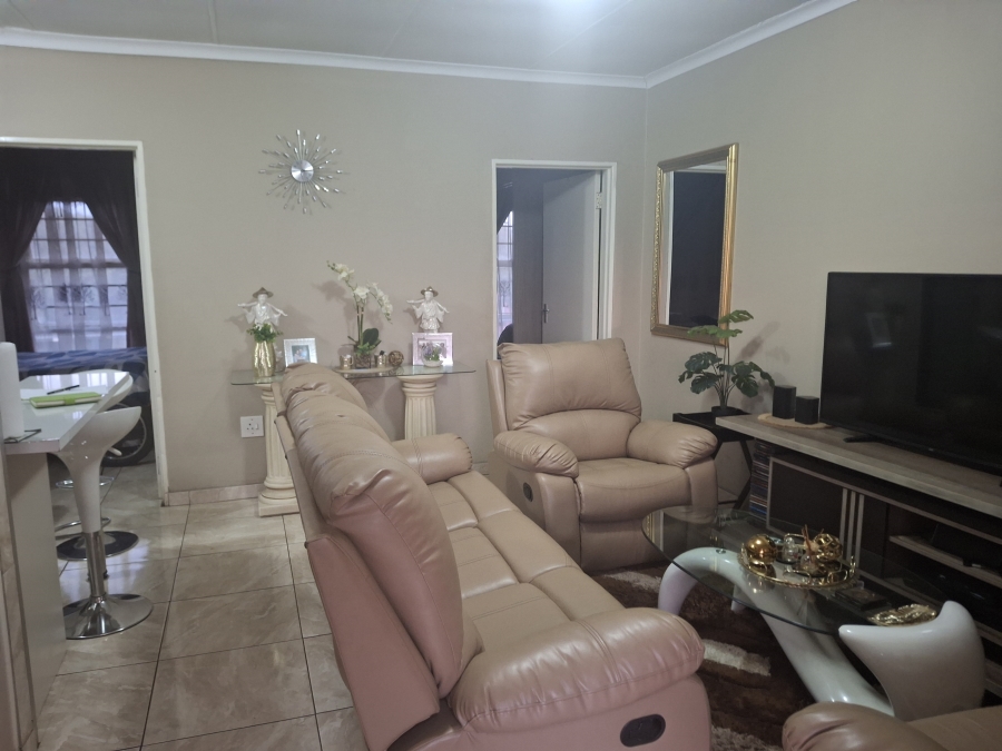 2 Bedroom Property for Sale in Commercia Gauteng