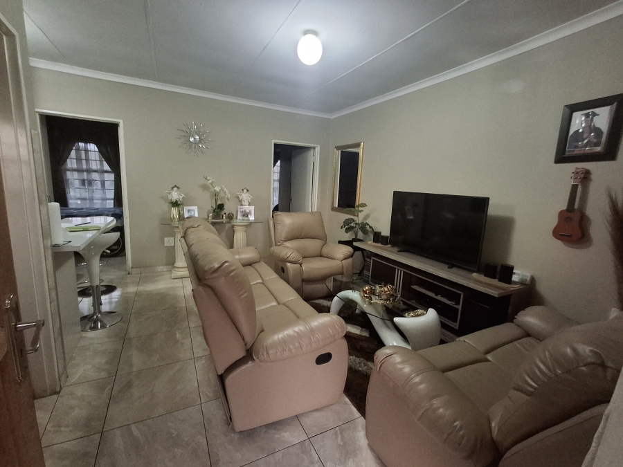 2 Bedroom Property for Sale in Commercia Gauteng
