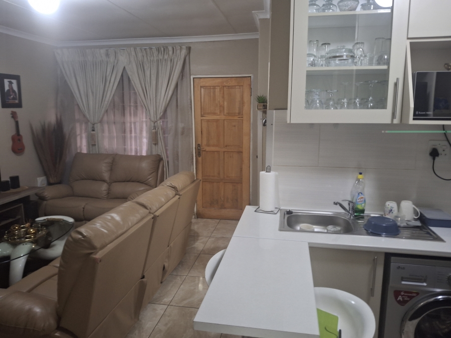 2 Bedroom Property for Sale in Commercia Gauteng