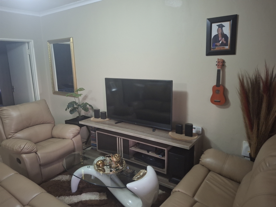 2 Bedroom Property for Sale in Commercia Gauteng