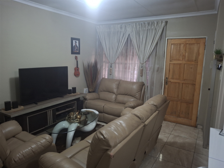 2 Bedroom Property for Sale in Commercia Gauteng