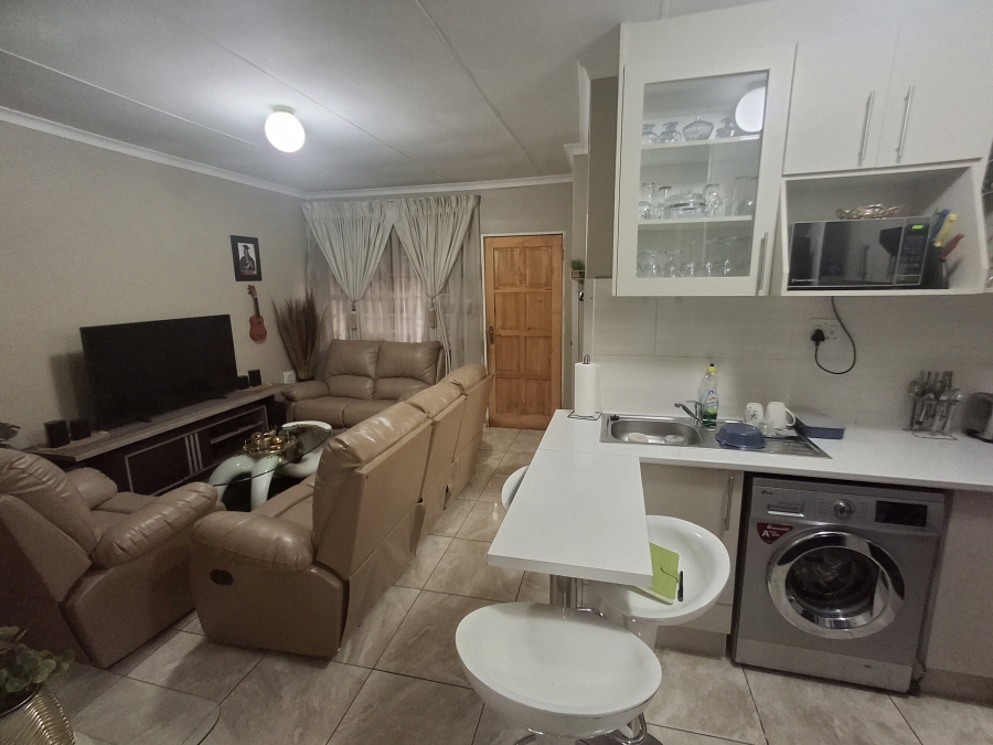 2 Bedroom Property for Sale in Commercia Gauteng