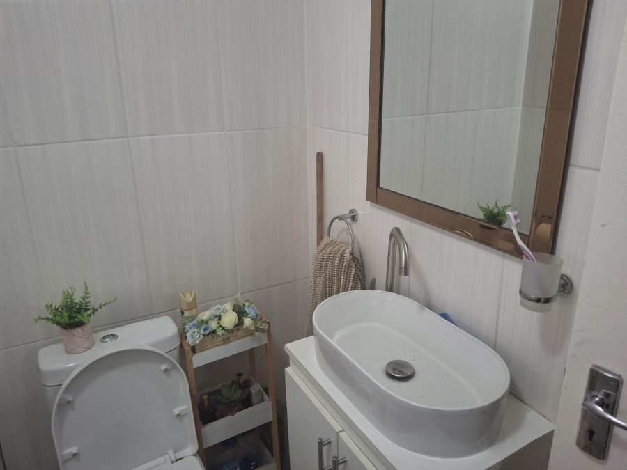 2 Bedroom Property for Sale in Commercia Gauteng