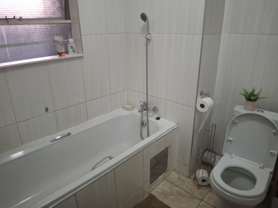 2 Bedroom Property for Sale in Commercia Gauteng