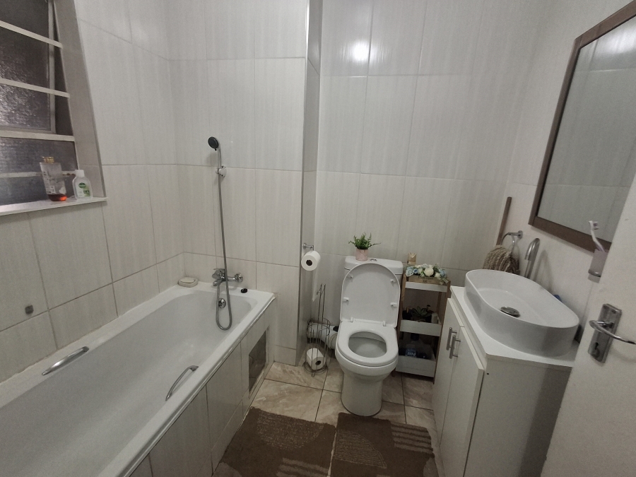 2 Bedroom Property for Sale in Commercia Gauteng