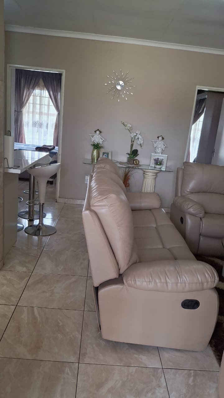2 Bedroom Property for Sale in Commercia Gauteng