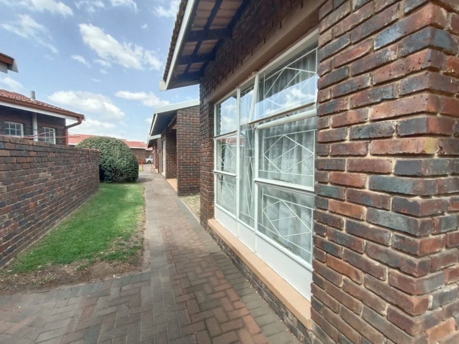 2 Bedroom Property for Sale in Three Rivers Gauteng