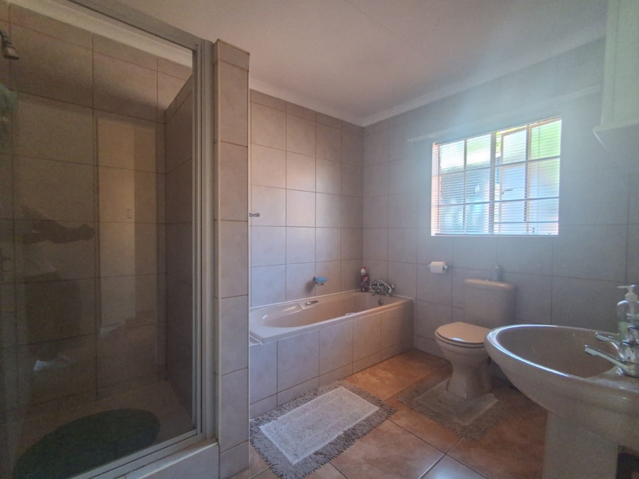 3 Bedroom Property for Sale in Three Rivers Proper Gauteng