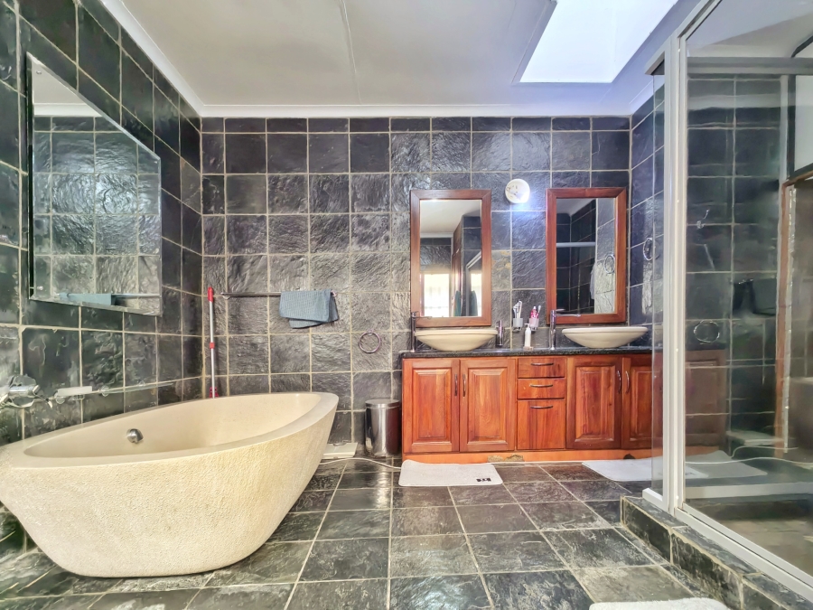 5 Bedroom Property for Sale in Northcliff Gauteng