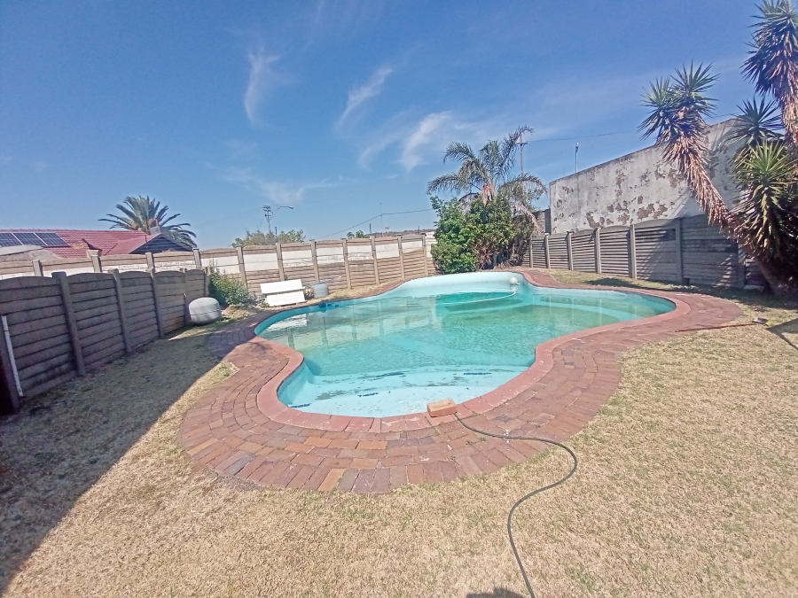 4 Bedroom Property for Sale in Glenanda Gauteng