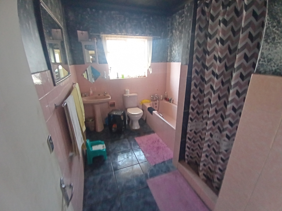 4 Bedroom Property for Sale in Glenanda Gauteng