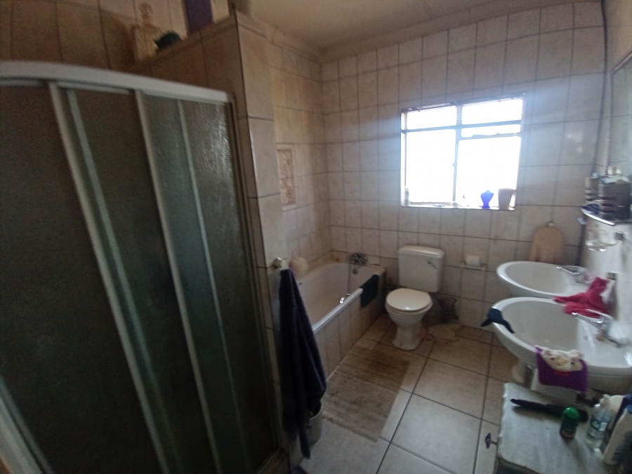 4 Bedroom Property for Sale in Glenanda Gauteng