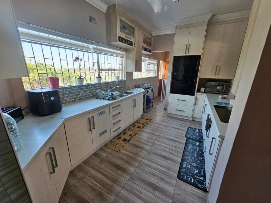 4 Bedroom Property for Sale in Bassonia Gauteng