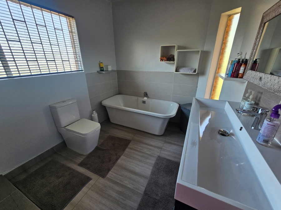 4 Bedroom Property for Sale in Bassonia Gauteng