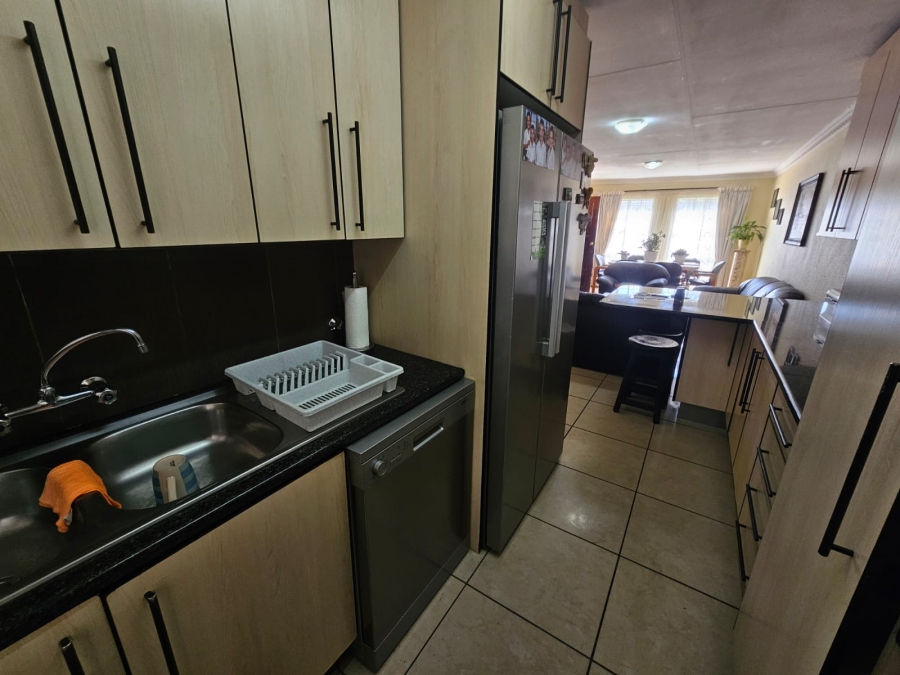 2 Bedroom Property for Sale in Albertsdal Gauteng