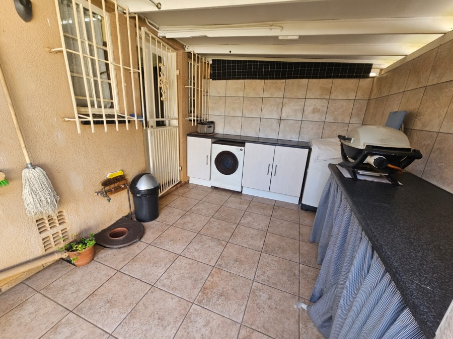 2 Bedroom Property for Sale in Albertsdal Gauteng