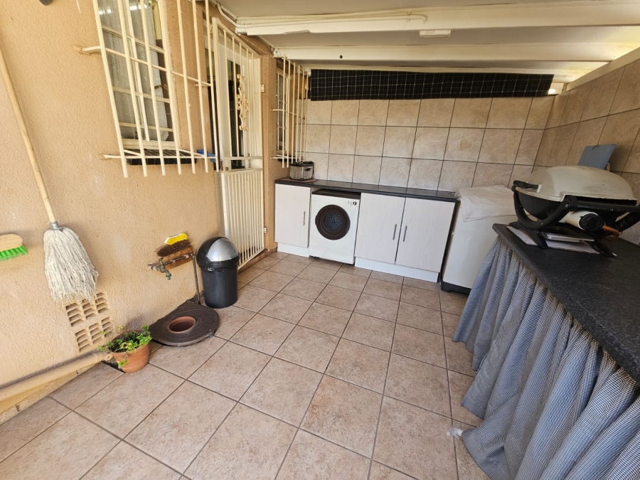 2 Bedroom Property for Sale in Albertsdal Gauteng